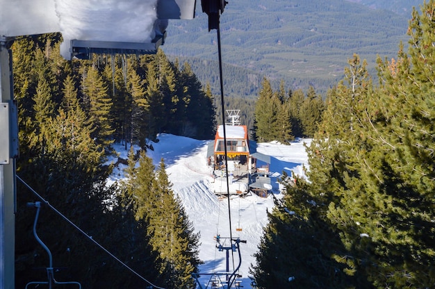 Foto hooghoekbeeld van een skilift over besneeuwde bergen