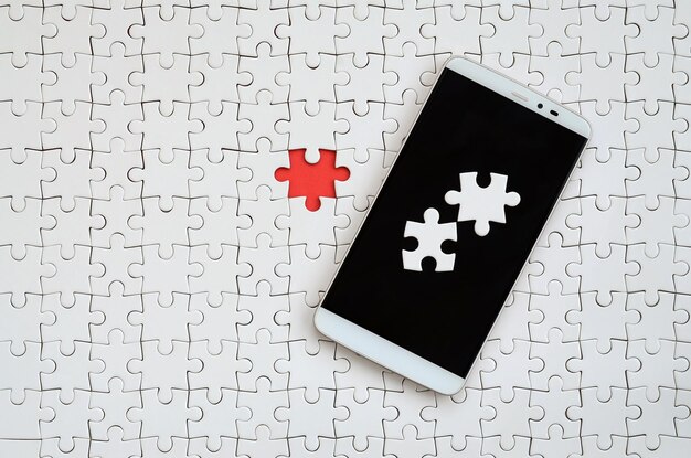 Foto hooghoekbeeld van een smartphone op een puzzel