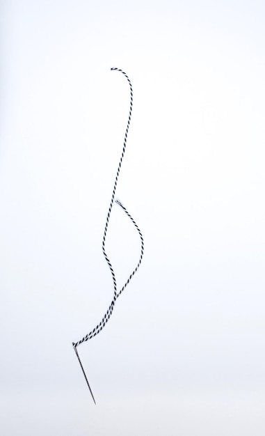 Foto hooghoekbeeld van een speld met een draad kleerwerktuig diy project