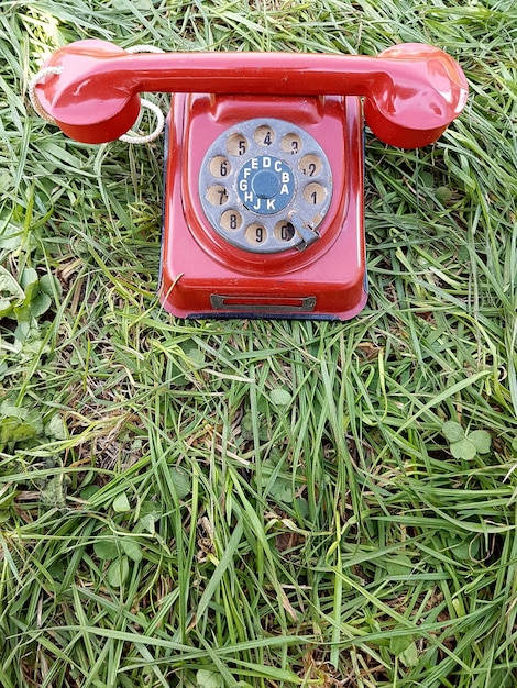 Foto hooghoekbeeld van een telefooncel op gras