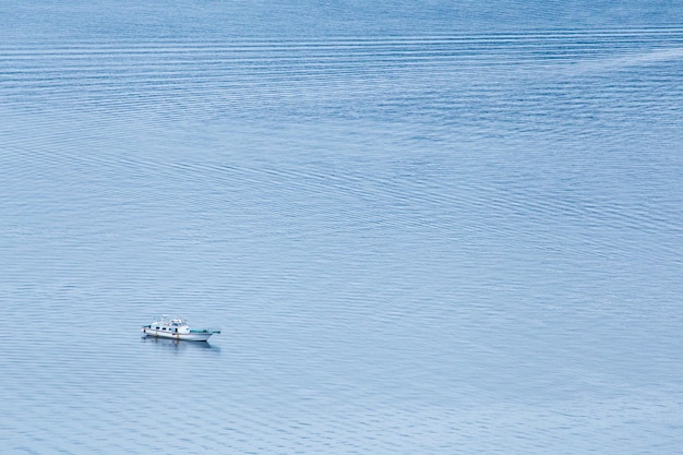 Hooghoekbeeld van een trawler op zee