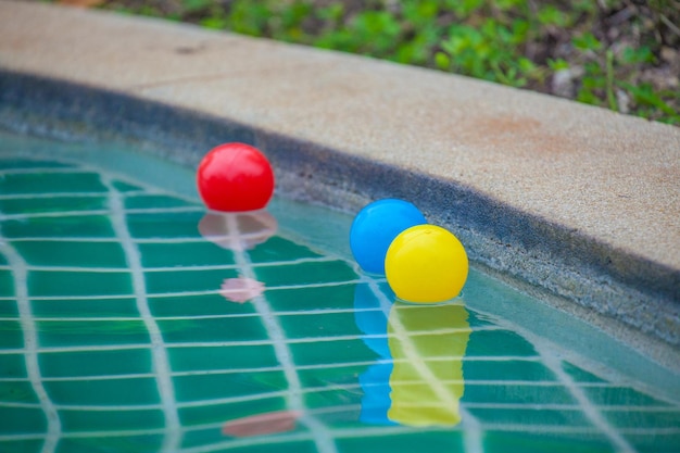 Foto hooghoekbeeld van een veelkleurige bal in een zwembad