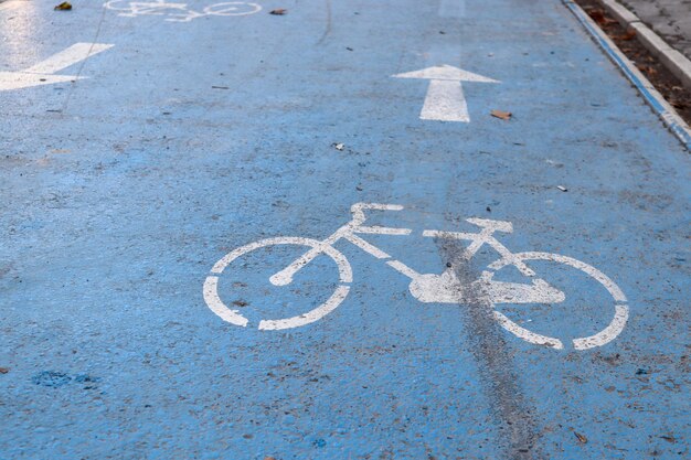 Foto hooghoekbeeld van een verkeersbord op straat