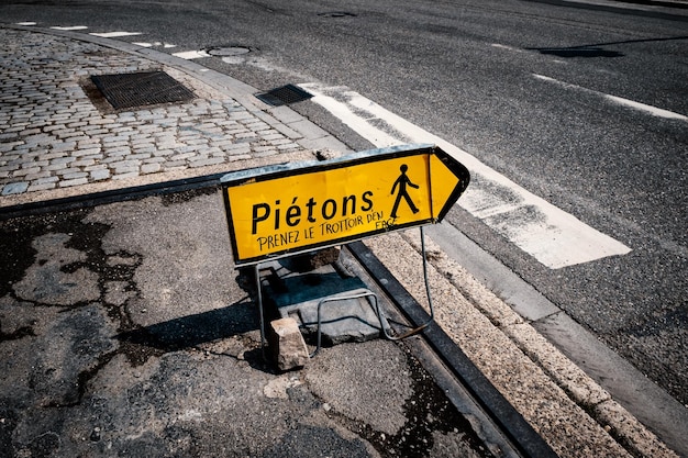 Foto hooghoekbeeld van een verkeersbord op straat