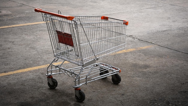 Hooghoekbeeld van een verlaten parkeerplaats
