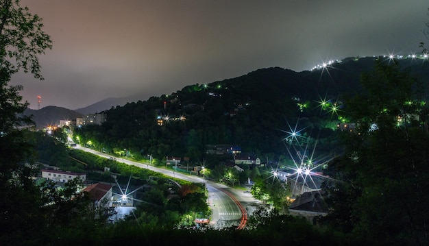 Hooghoekbeeld van een verlichte stad tegen de nachtelijke hemel