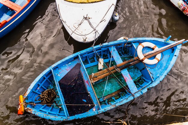 Foto hooghoekbeeld van een vissersboot die op het strand is aangemeerd