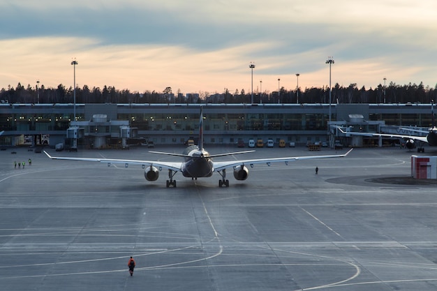 Foto hooghoekbeeld van een vliegtuig op de landingsbaan van de luchthaven tegen de lucht