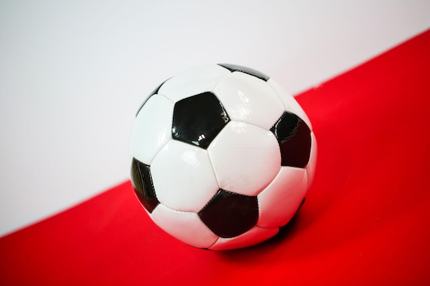 Hooghoekbeeld van een voetbal op tafel tegen een witte achtergrond