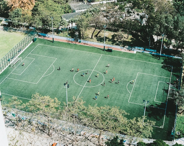 Hooghoekbeeld van een voetbalwedstrijd