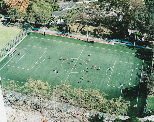 Hooghoekbeeld van een voetbalwedstrijd