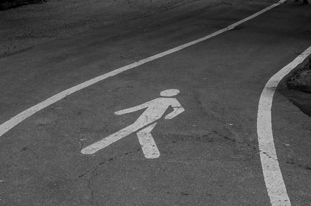 Hooghoekbeeld van een voetgangerskruising op straat