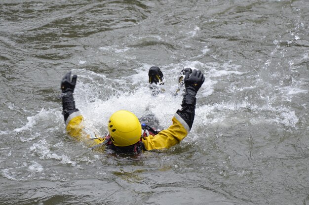 Foto hooghoekbeeld van een volwassen man in de rivier