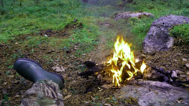 Hooghoekbeeld van een vreugdevuur op het veld