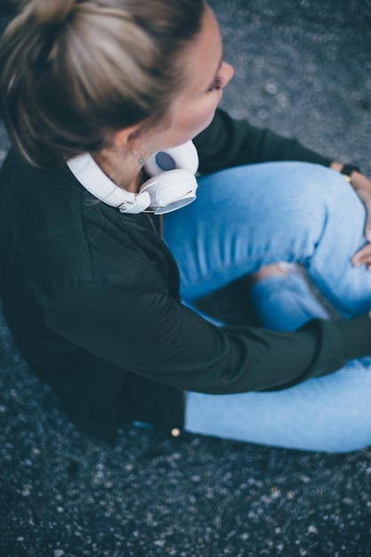 Foto hooghoekbeeld van een vrouw die buiten zit