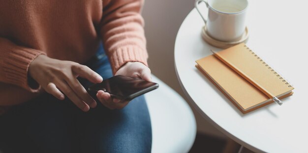 Hooghoekbeeld van een vrouw die een boek leest