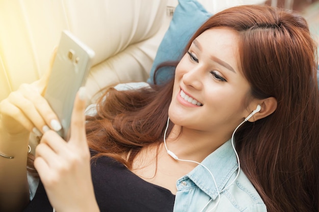 Hooghoekbeeld van een vrouw die een smartphone gebruikt