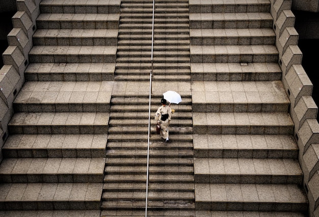 Hooghoekbeeld van een vrouw die op trappen loopt