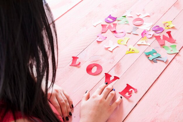 Foto hooghoekbeeld van een vrouw die tekst op tafel rangschikt