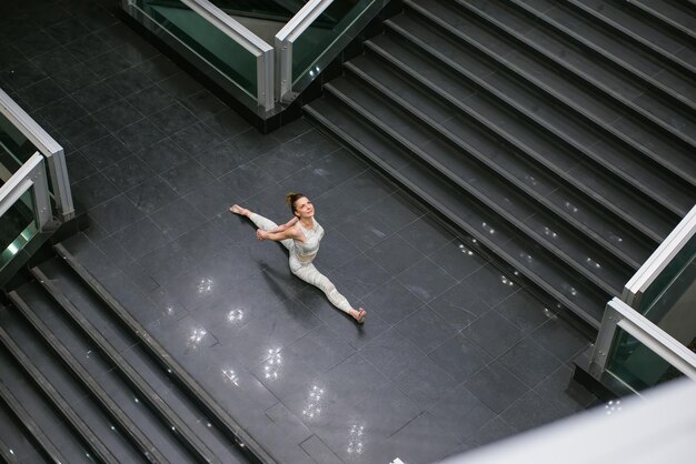 Foto hooghoekbeeld van een vrouw die yoga doet