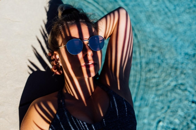 Hooghoekbeeld van een vrouw met een zonnebril