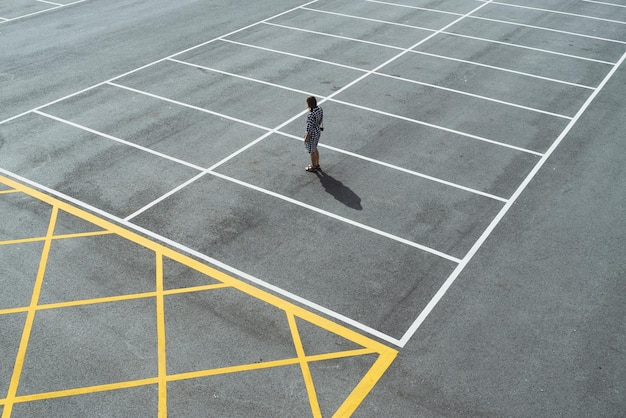 Hooghoekbeeld van een vrouw op de parkeerplaats