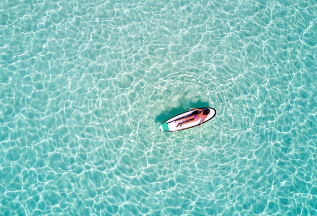 Hooghoekbeeld van een vrouw op een surfplank