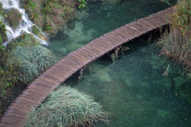 Foto hooghoekbeeld van een waterval in een rivier