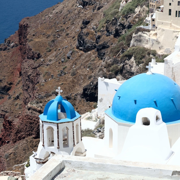 Hooghoekbeeld van een witgekalkte kerk op Santorini