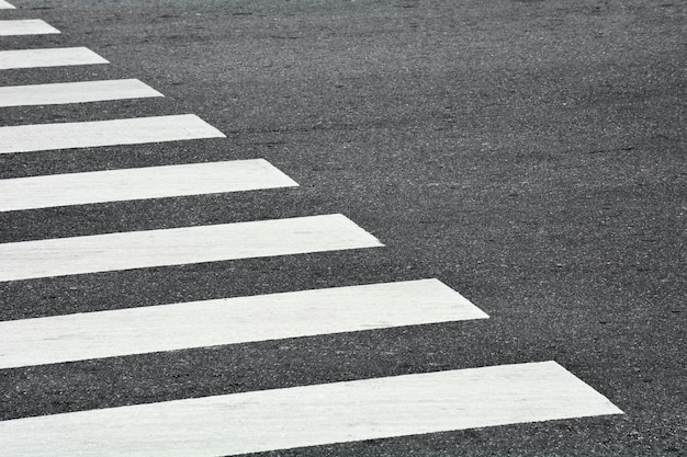 Hooghoekbeeld van een zebraovergang op de weg