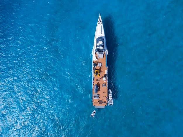 Hooghoekbeeld van een zeilboot die op zee vaart