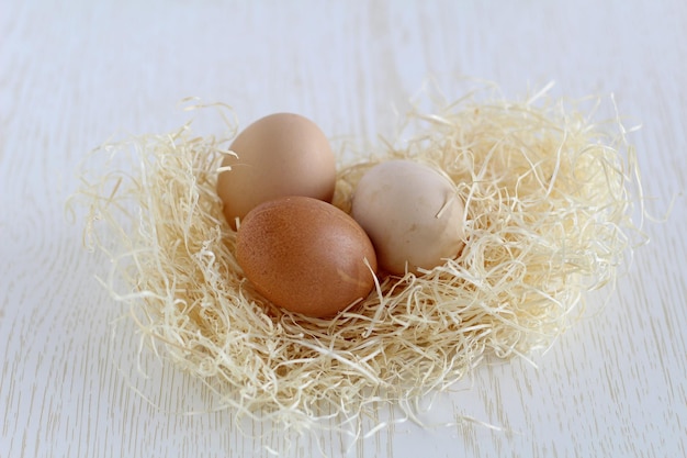 Hooghoekbeeld van eieren in een nest op tafel