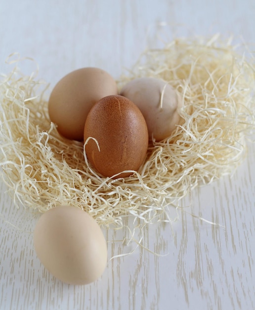 Hooghoekbeeld van eieren in een nest op tafel
