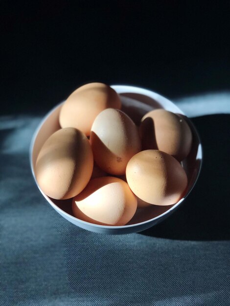 Foto hooghoekbeeld van eieren in een schaal op tafel