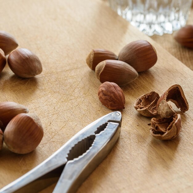 Foto hooghoekbeeld van eieren op tafel