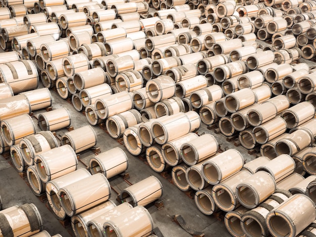 Hooghoekbeeld van enorme leidingen in de industrie