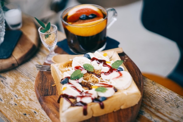 Hooghoekbeeld van eten en drinken op tafel