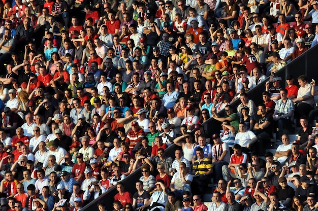 Foto hooghoekbeeld van fans in het stadion