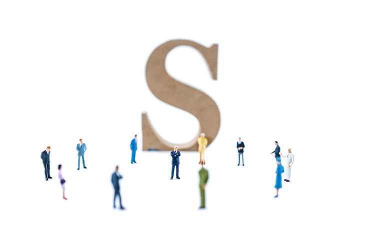 Foto hooghoekbeeld van figuren met de letter s op een witte achtergrond