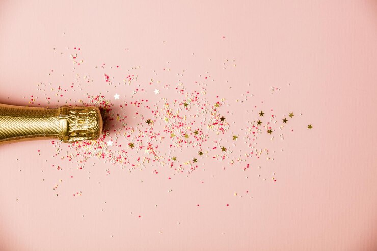 Foto hooghoekbeeld van fles en sprinklers op tafel