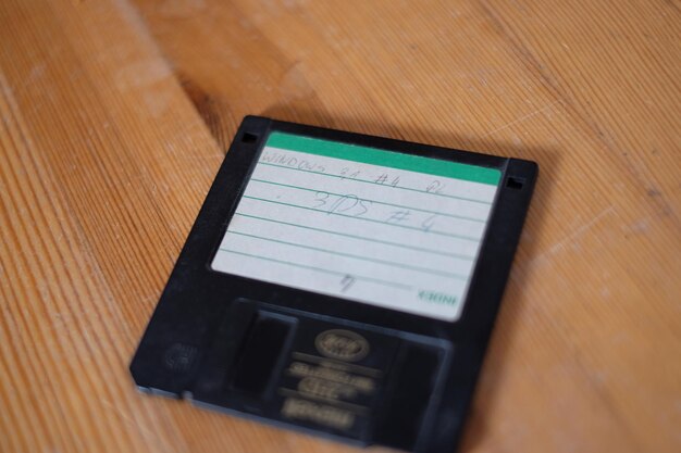 Foto hooghoekbeeld van floppy disk op tafel