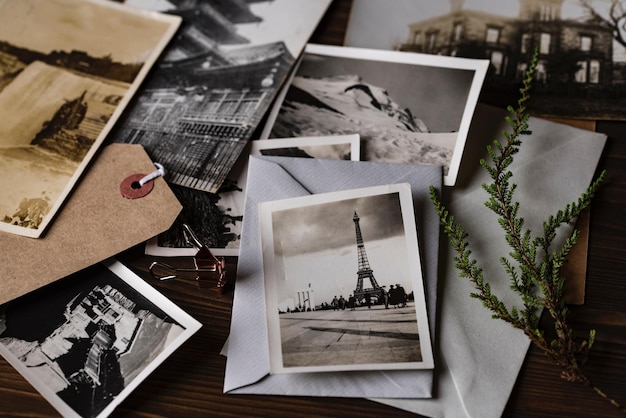 Foto hooghoekbeeld van foto's op tafel