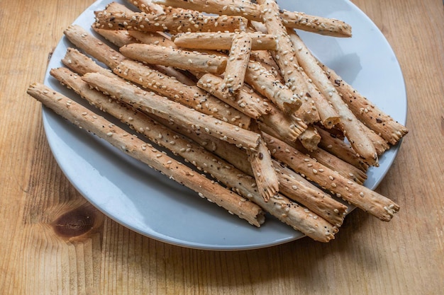 Hooghoekbeeld van friet op een bord op een bord