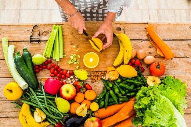 Hooghoekbeeld van fruit en groenten op de snijplank