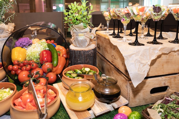 Foto hooghoekbeeld van fruit en groenten op tafel in een restaurant