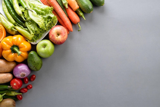 Hooghoekbeeld van fruit en groenten op tafel