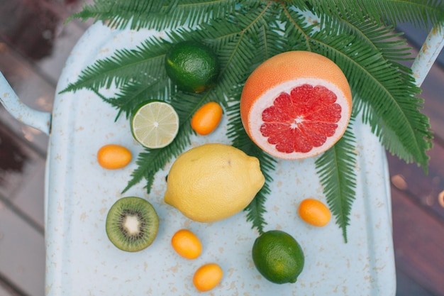 Hooghoekbeeld van fruit in een dienblad