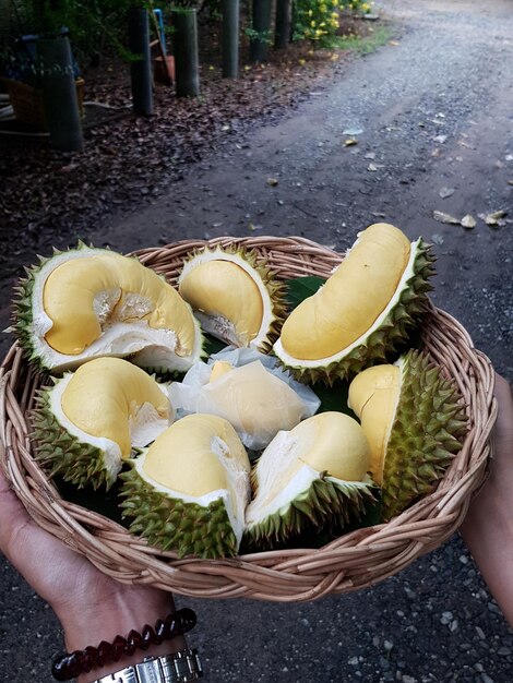 Foto hooghoekbeeld van fruit in een mand