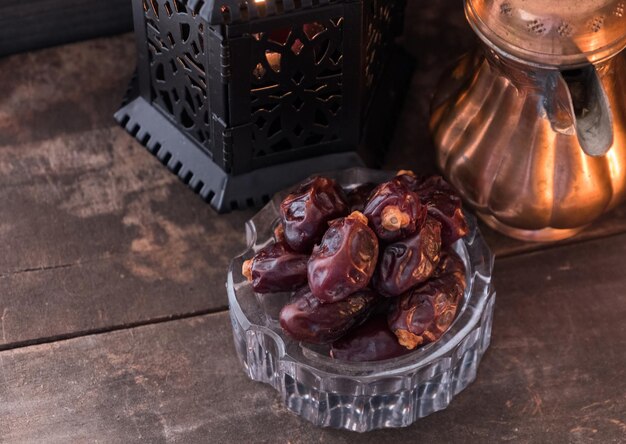 Hooghoekbeeld van fruit in een pot op tafel