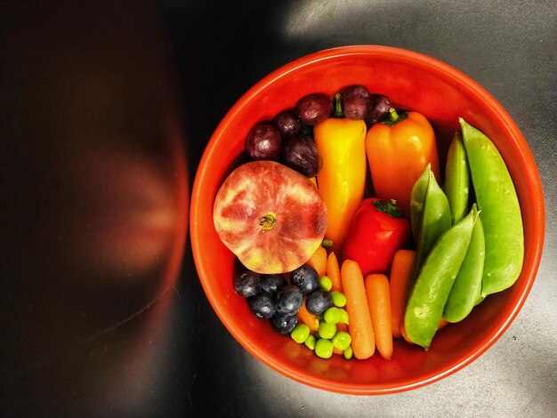 Foto hooghoekbeeld van fruit in een schaal op tafel